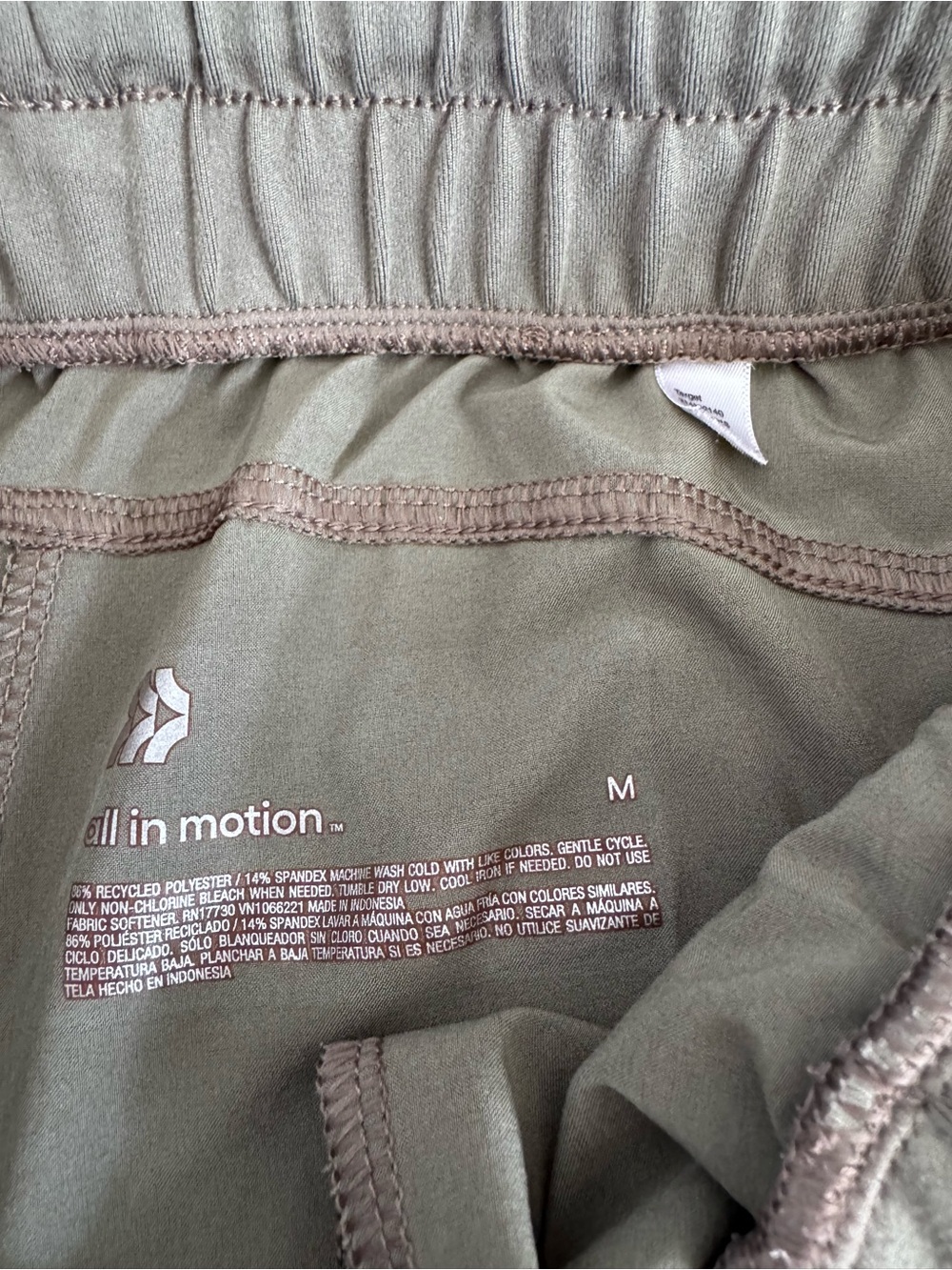 All in Motion stretch woven mid rise shorts 4" - Olive - Picture 3 of 5